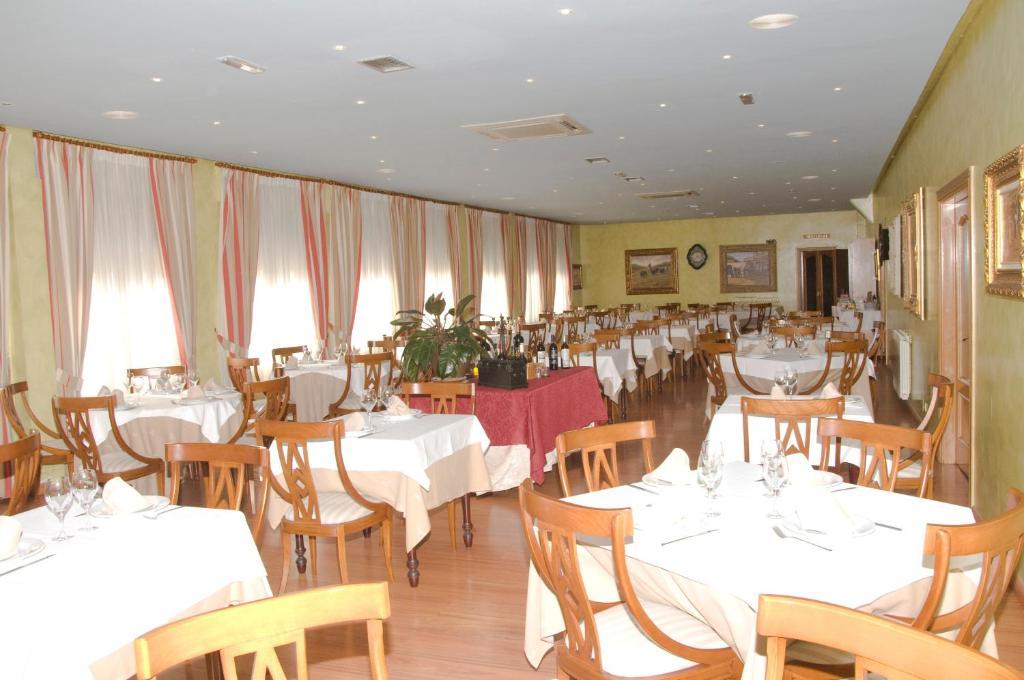 Hotel Restaurante San Roque Medina del Campo Buitenkant foto